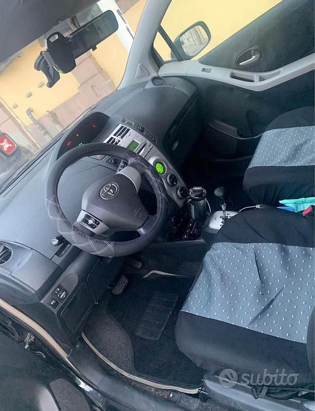 Nero Usata 2006 Toyota Yaris Due volumi | 2800 € (Buon prezzo) - Immagine 1/3