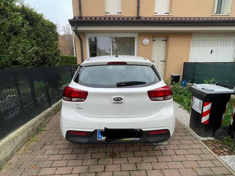 Usado Kia Rio Active 86 CV (63 kW) 2017 Blanco Berlina