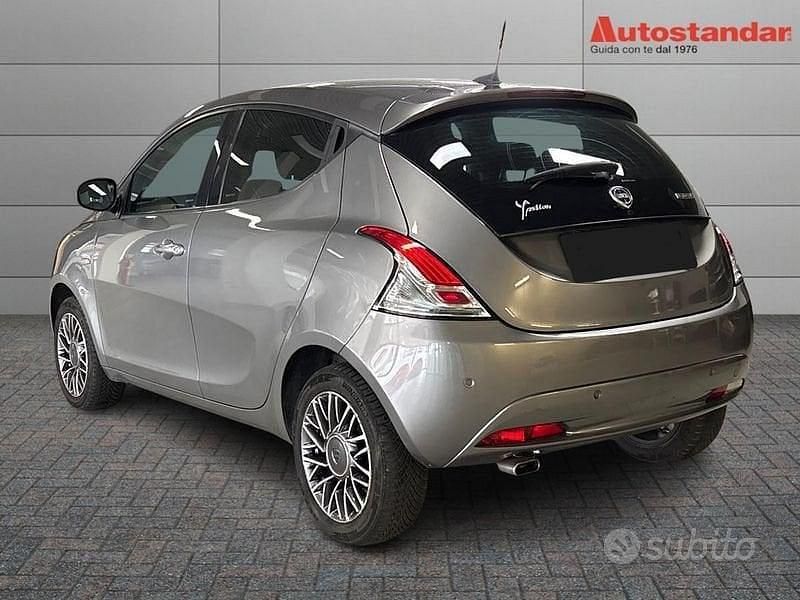 Usata Lancia Ypsilon Gold 69 CV (50 kW) 2022 Grigio scuro Utilitaria