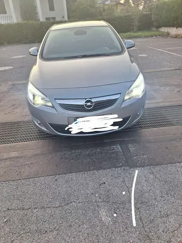 Usata Opel Astra 101 CV (74 kW) 2010 Berlina