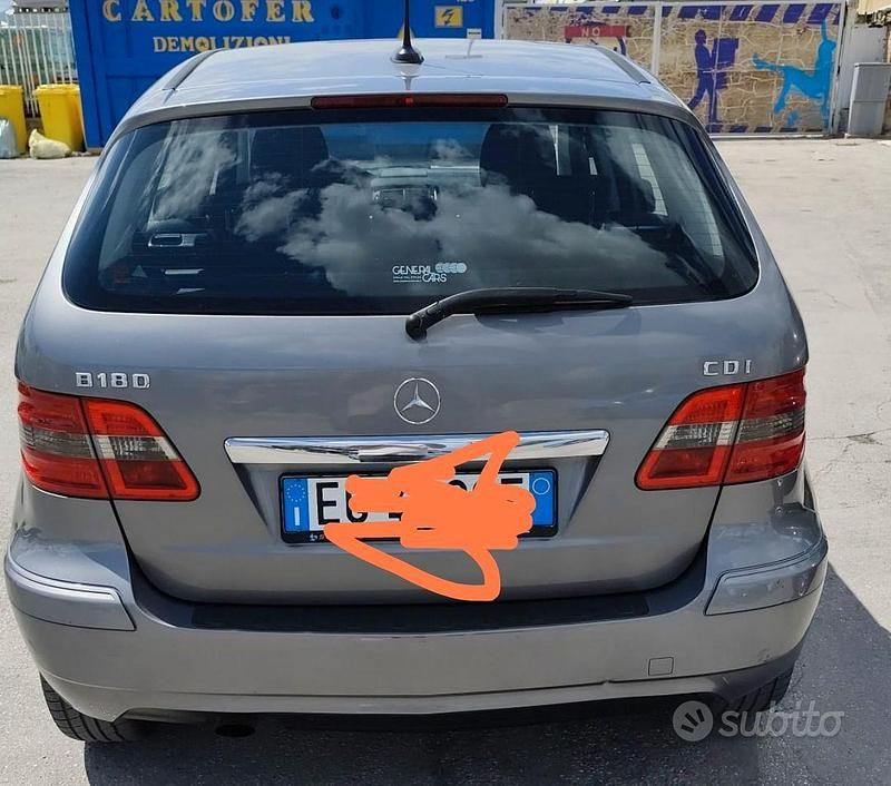 Usata Mercedes B180 2011 Grigio Monovolume