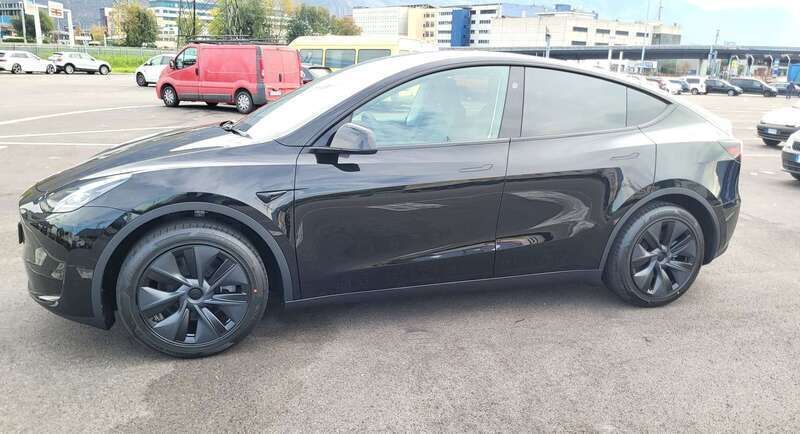 Nero Usata 2024 Tesla Model Y Standard Range SUV | 37.700 € - Immagine 1/4