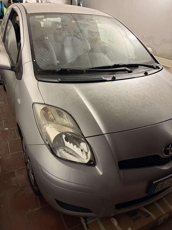 Usata Toyota Yaris 90 CV (66 kW) 2010 Grigio Utilitaria