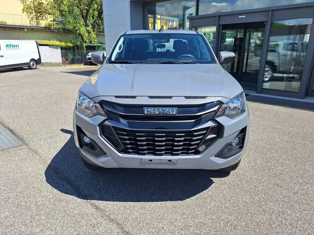 Nuova Isuzu D-Max 163 CV (119 kW) 2026 Kinabalu gray Pick-up