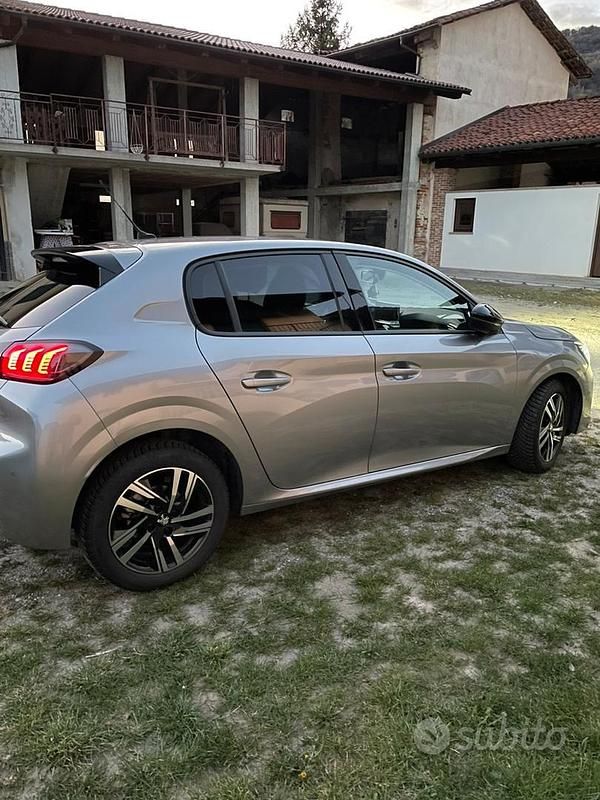 Usata Peugeot 208 101 CV (74 kW) 2022 Grigio Utilitaria
