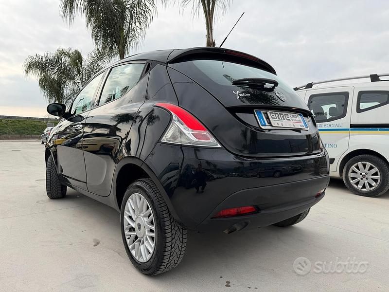 Usata Lancia Ypsilon 85 CV (62 kW) 2013 Nero Utilitaria