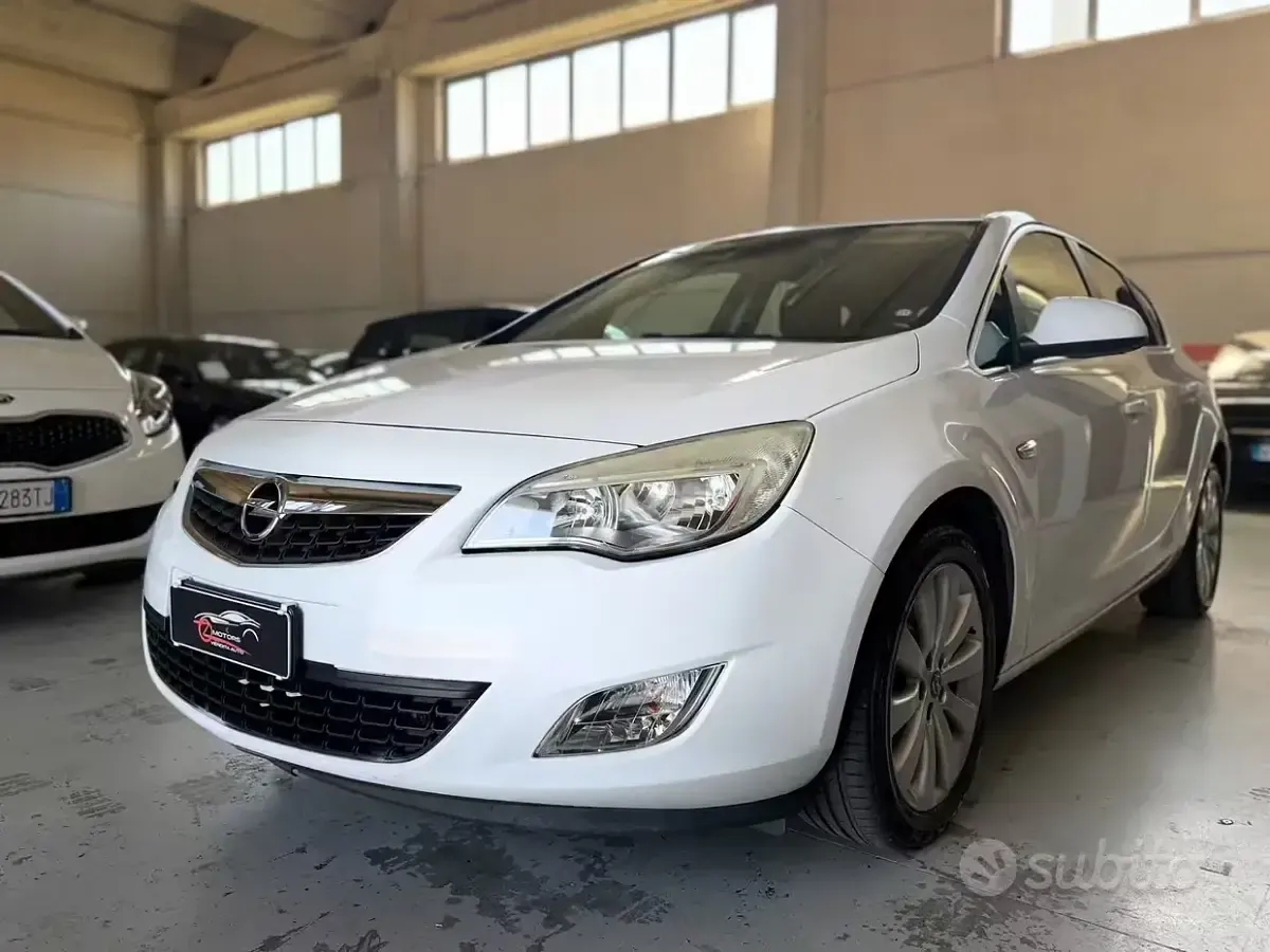 Usata Opel Astra Cosmo 140 CV (102 kW) 2010 Bianco Berlina
