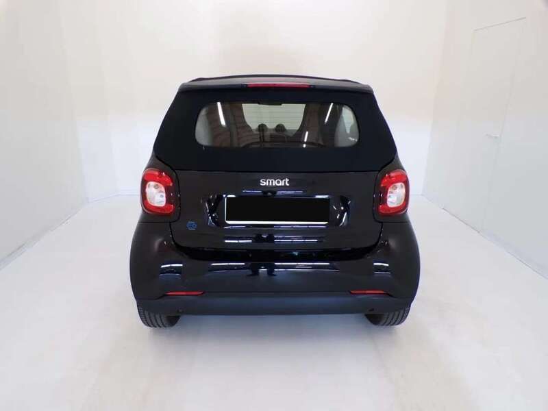 Usata Smart ForTwo Electric Drive Pure 41 kW (56 CV) 2021 Jack black Cabrio