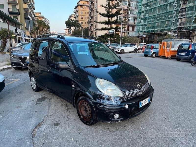 Usata Toyota Yaris Verso 87 CV (63 kW) 2004 Grigio Monovolume