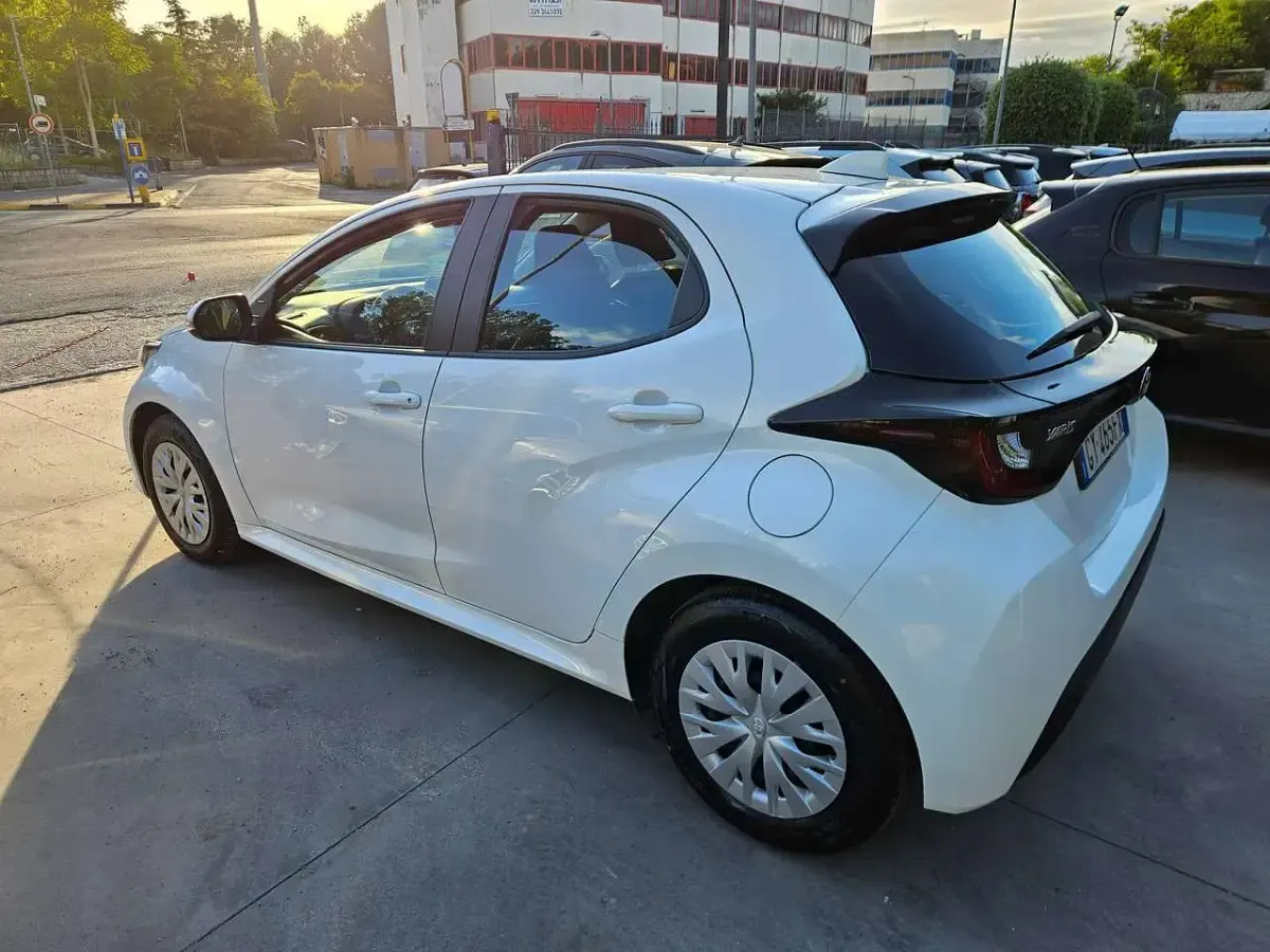 Usata Toyota Yaris Hybrid Active 92 CV (67 kW) 2025 Bianco Berlina