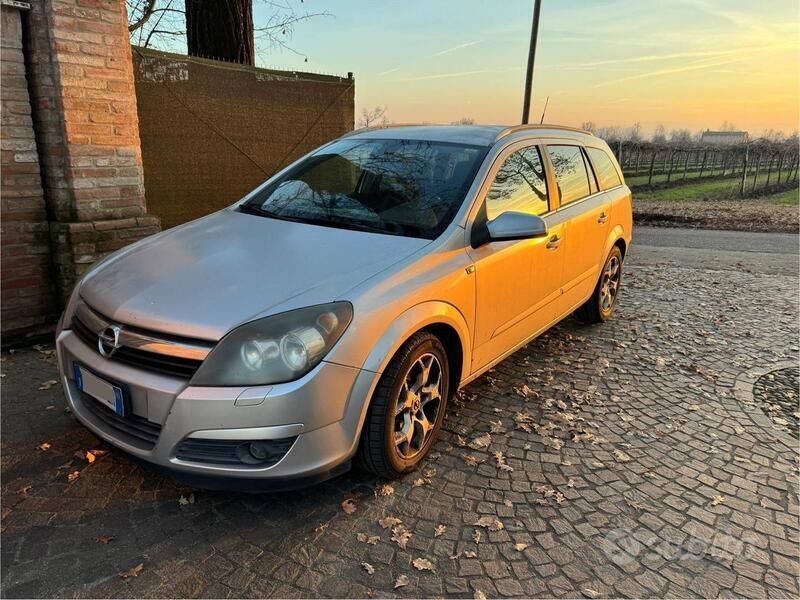 Argento Usata 2005 Opel Astra Cosmo Station wagon | 950 € (Ottimo prezzo) - Immagine 1/4