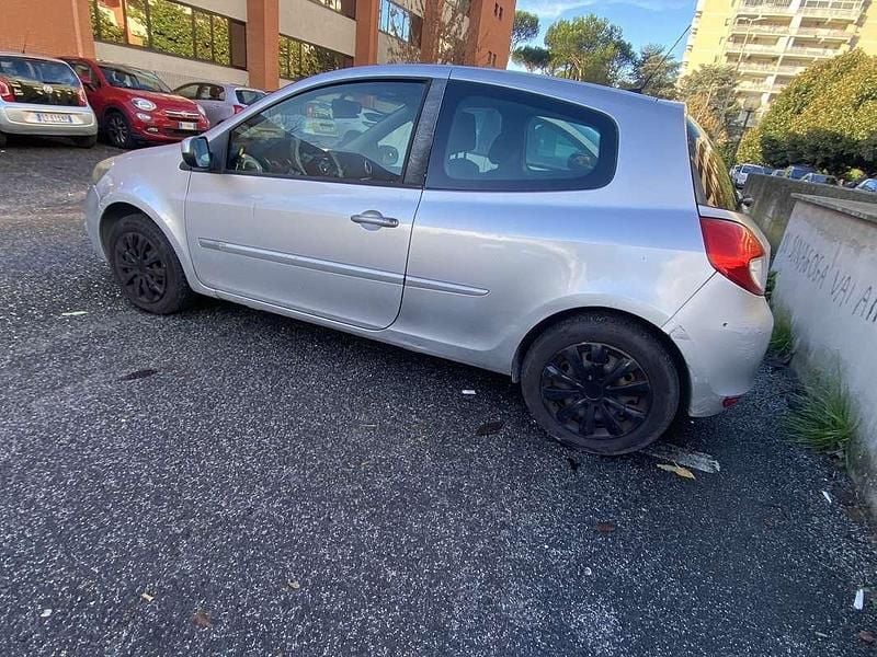 Usata Renault Clio III 75 CV (55 kW) 2010 Argento Berlina