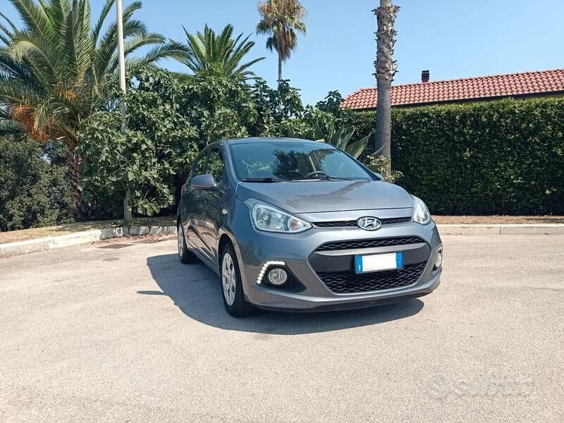 Grigio Usata 2014 Hyundai i10 Prime Due volumi | 7000 € (Buon prezzo) - Immagine 1/4