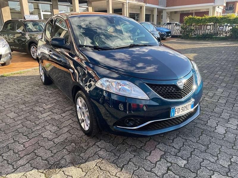 Usata Lancia Ypsilon Platinum 69 CV (50 kW) 2016 Blu/azzurro Utilitaria