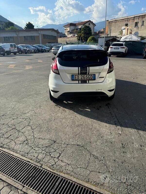 Usata Ford Fiesta 75 CV (55 kW) 2014 Bianco Utilitaria