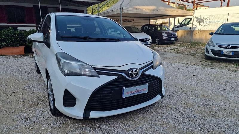 Usata Toyota Yaris Lounge 69 CV (50 kW) 2016 Bianco Berlina