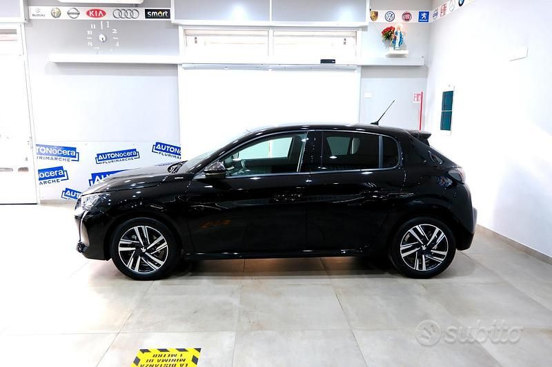 Usata Peugeot 208 Allure 100 CV (73 kW) 2023 Nero Utilitaria