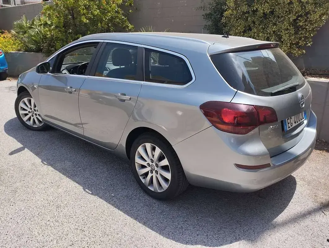 Usata Opel Astra Cosmo 110 CV (80 kW) 2011 Grigio Station wagon