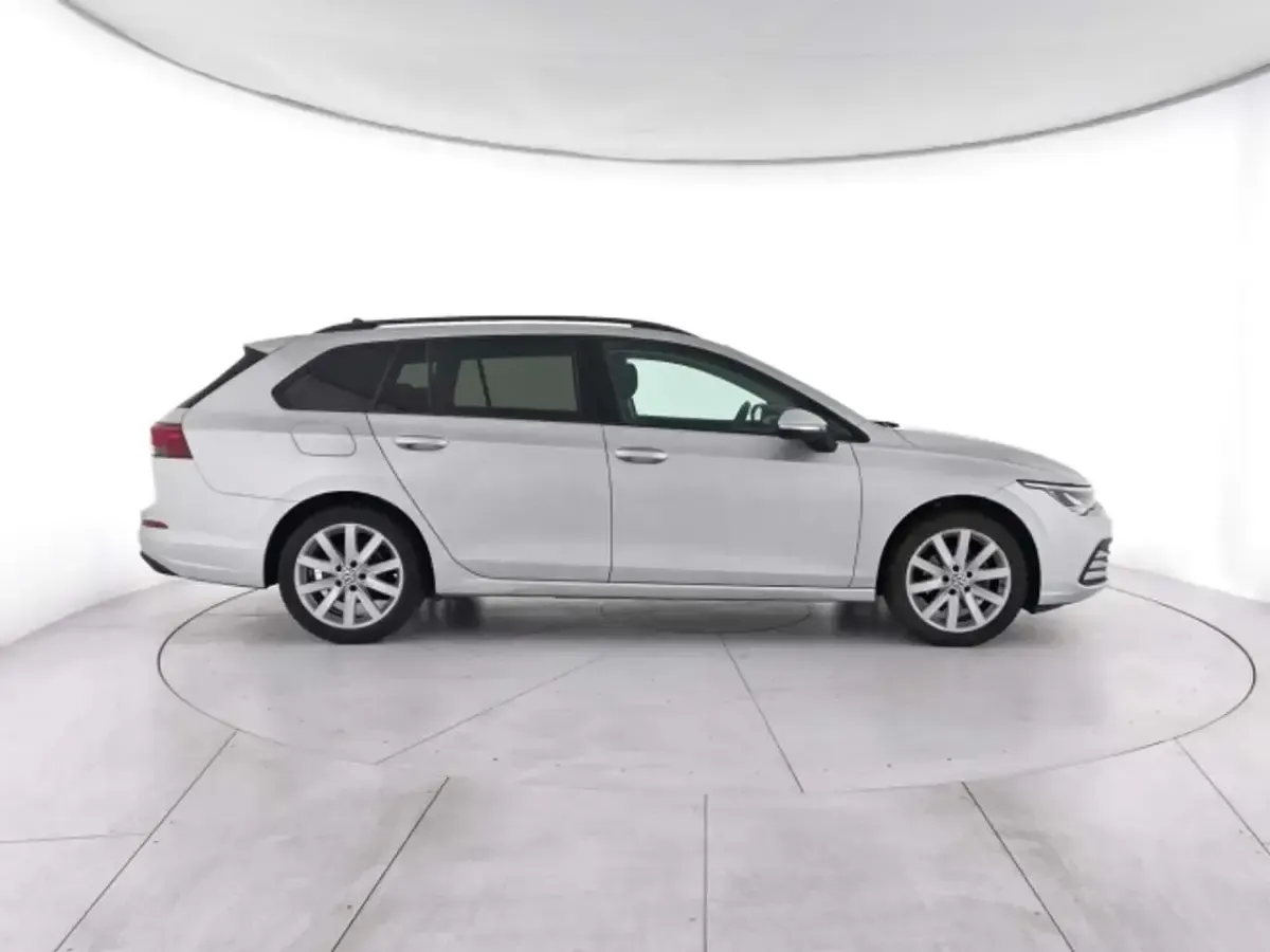 Usata VW Golf VIII Life 110 CV (80 kW) 2021 Moonstone grey Station wagon