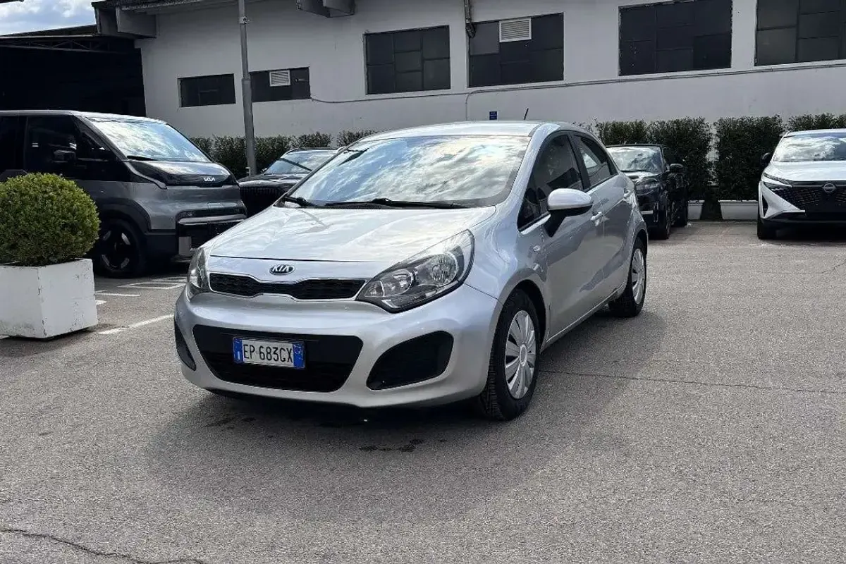 Usata Kia Rio Active 84 CV (61 kW) 2013 Grigio Berlina