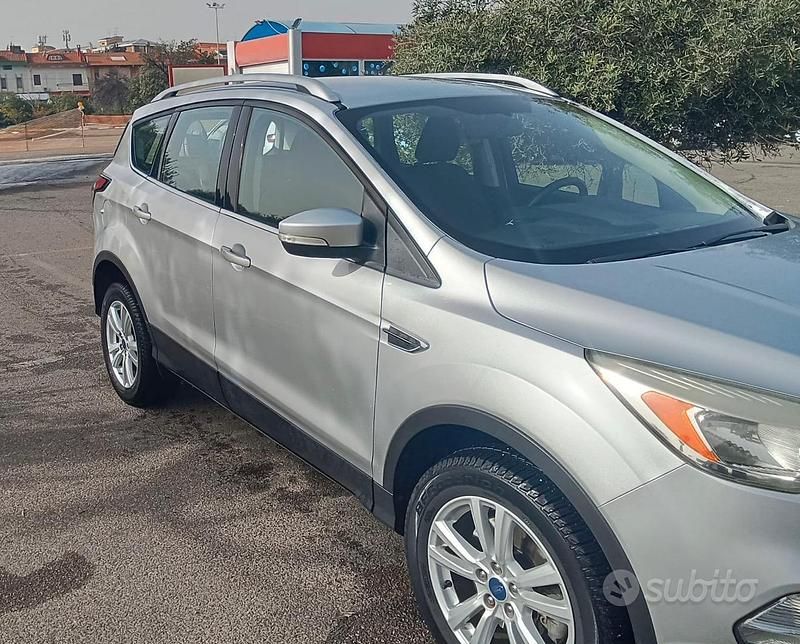 Grigio Usata 2017 Ford Kuga SUV | 11.500 € (Buon prezzo) - Immagine 1/4
