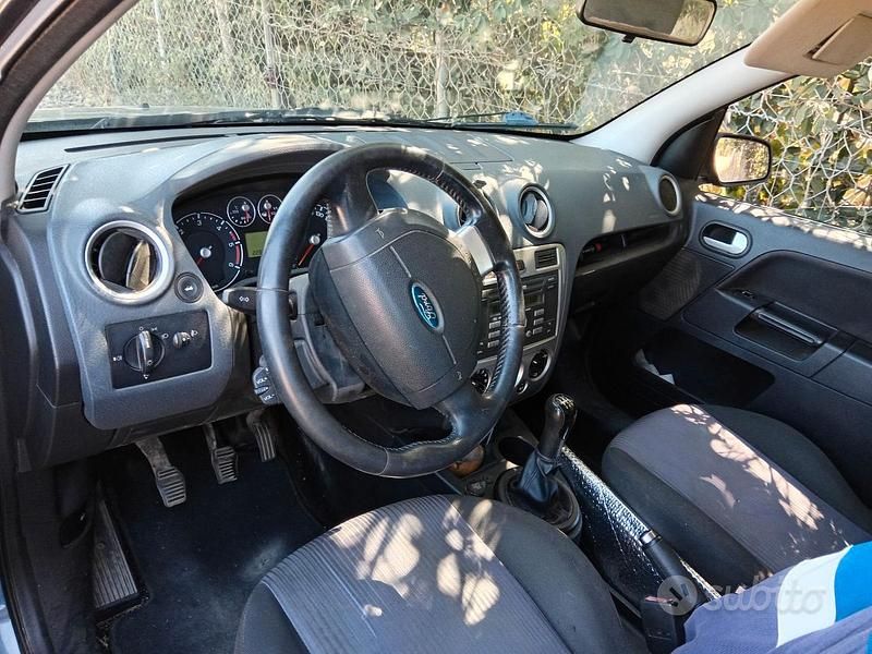 Usata Ford Fusion 68 CV (50 kW) 2008 Blu Monovolume