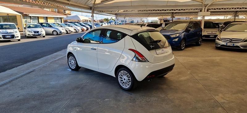 Usata Lancia Ypsilon Platinum 95 CV (69 kW) 2014 Bianco Utilitaria
