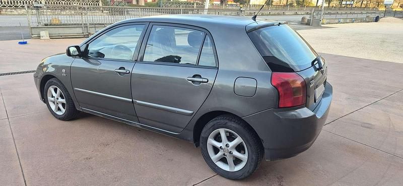 Usata Toyota Corolla 90 CV (66 kW) 2003 Grigio