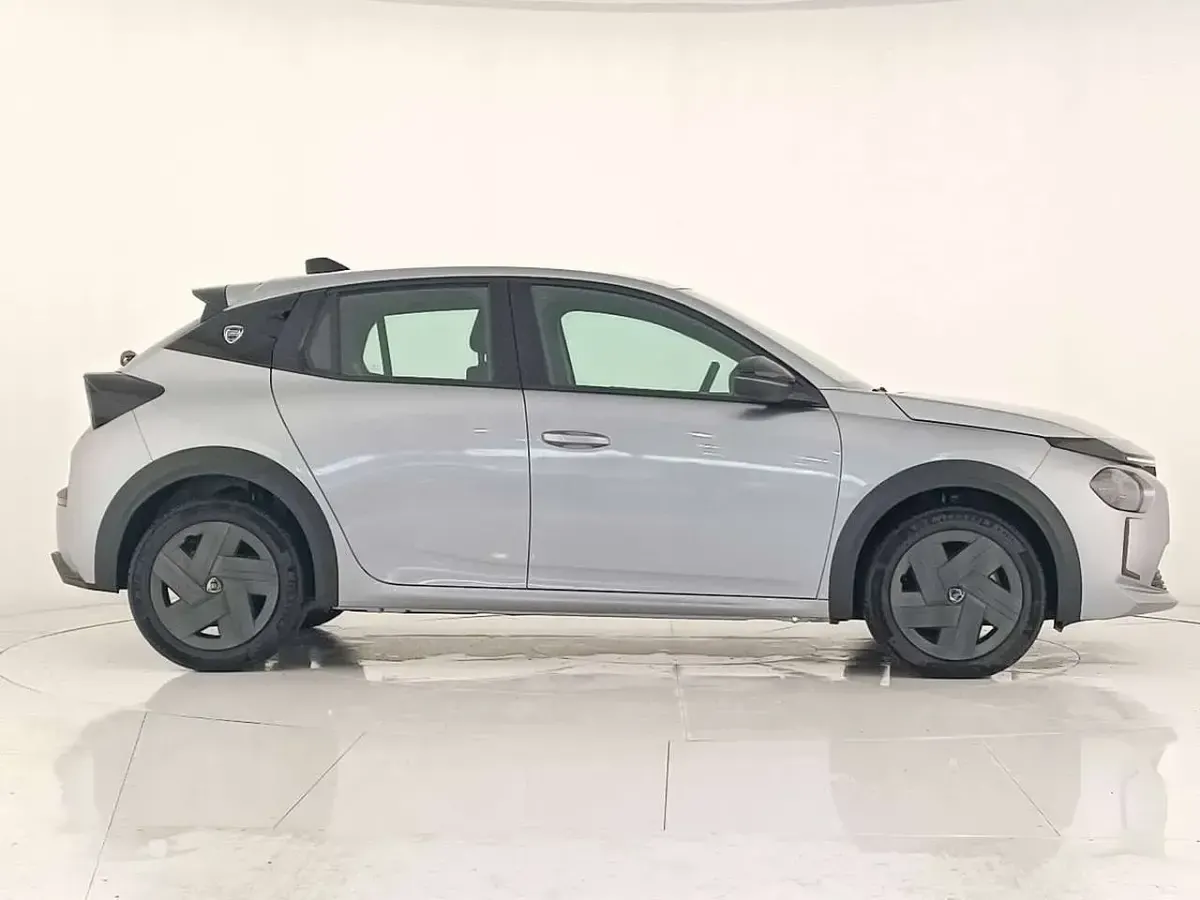 Nuova Lancia Ypsilon 110 CV (80 kW) 2025 Vernice grigio granito Utilitaria