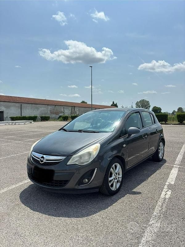 Usata Opel Corsa 95 CV (69 kW) 2011 Grigio Berlina