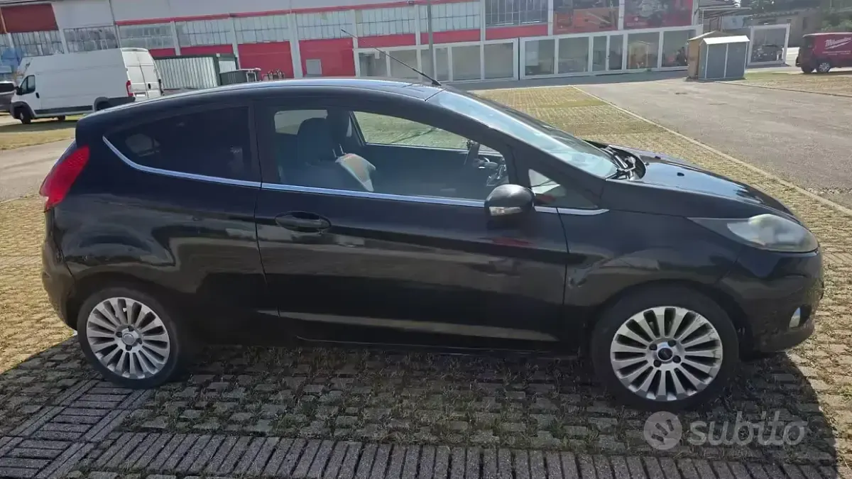 Usata Ford Fiesta 90 CV (66 kW) 2010 Nero Berlina
