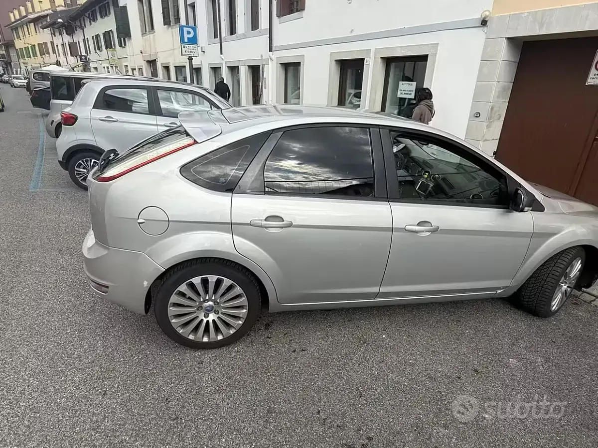 Usata Ford Focus 90 CV (66 kW) 2008 Grigio Berlina