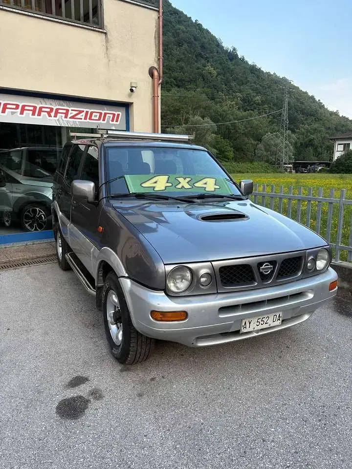 Usata Nissan Terrano SE 125 CV (91 kW) 1998 Grigio SUV