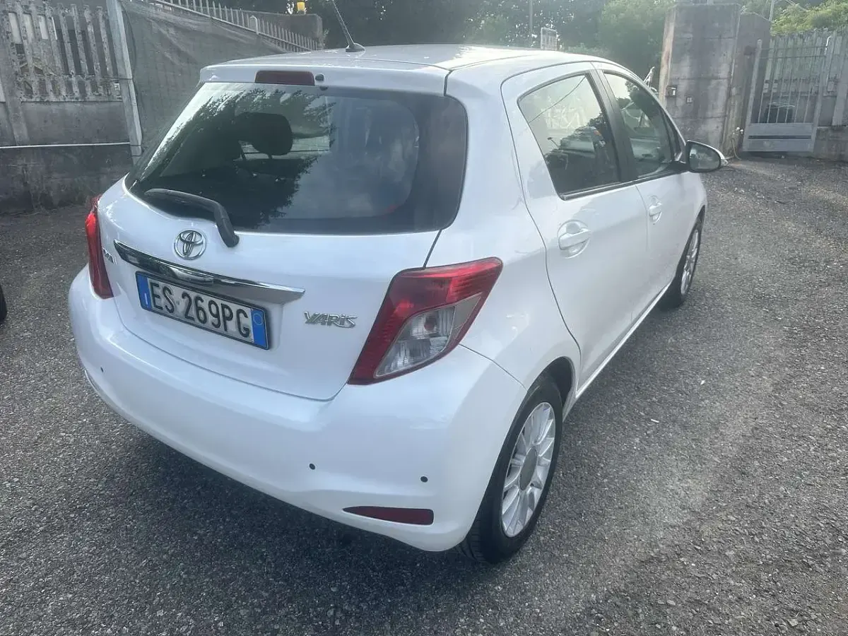 Usata Toyota Yaris Lounge 69 CV (50 kW) 2013 Bianco Utilitaria