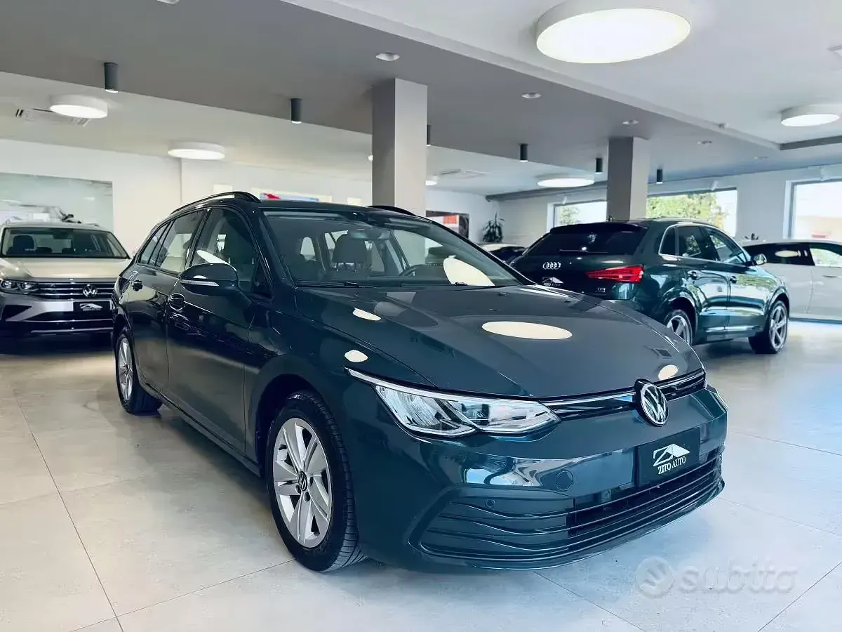 Usata VW Golf VIII Life 116 CV (85 kW) 2022 Grigio Station wagon