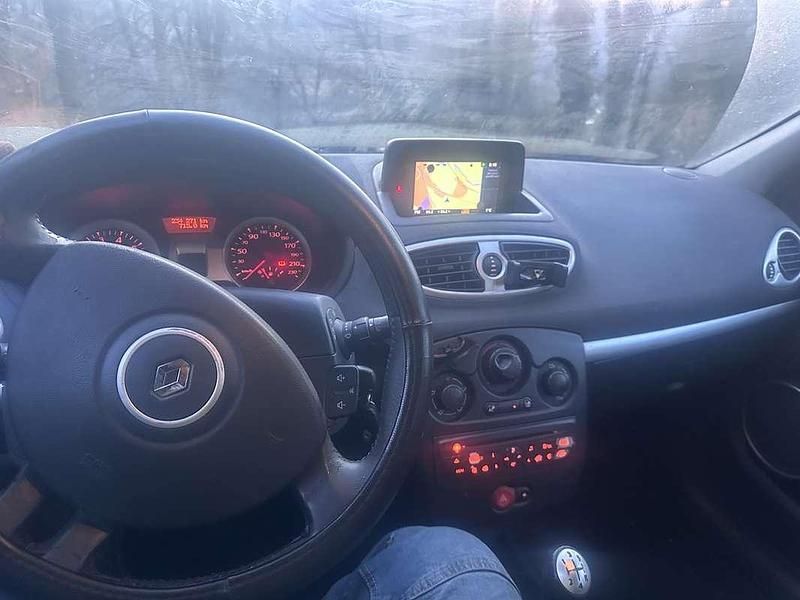 Usata Renault Clio II Dynamique 75 CV (55 kW) 2010 Berlina