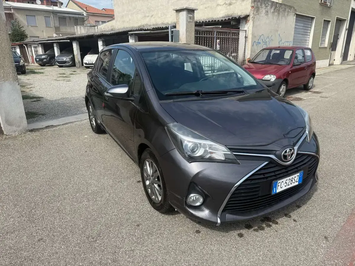 Usata Toyota Yaris Lounge 90 CV (66 kW) 2016 Grigio Berlina