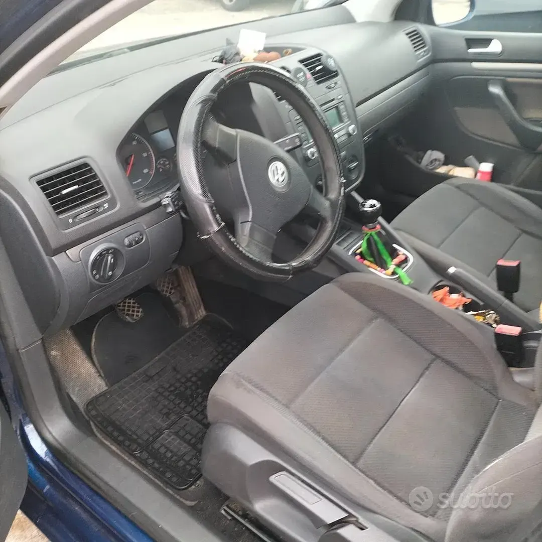 Usata VW Golf V 105 CV (77 kW) 2006 Blu Utilitaria