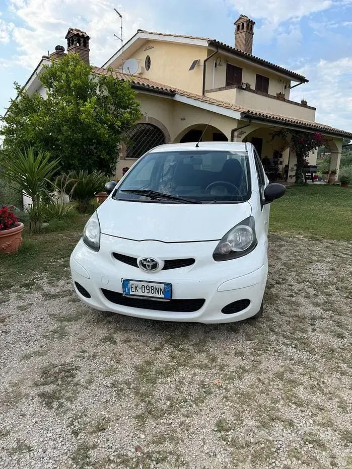 Usata Toyota Aygo Connect Style 68 CV (50 kW) 2013 Bianco Utilitaria
