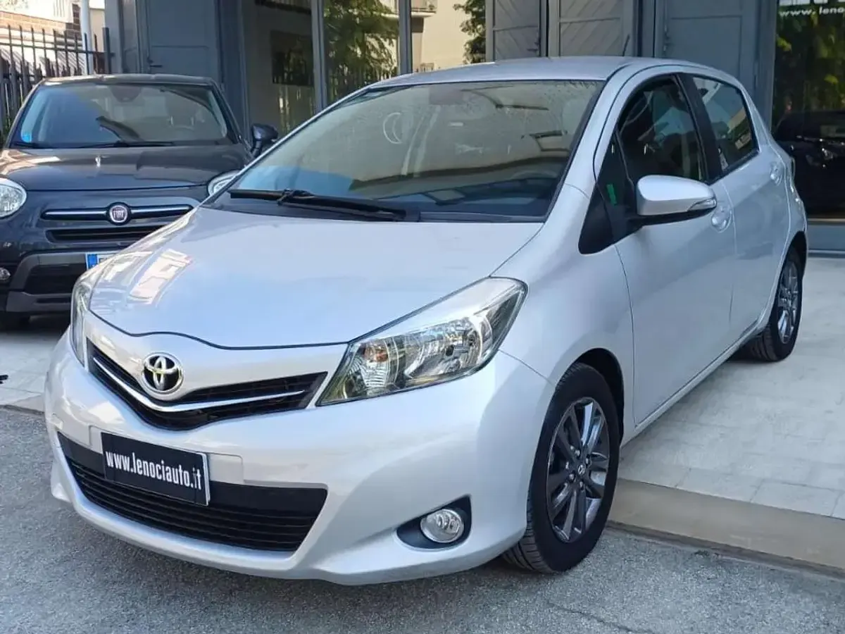Usata Toyota Yaris Active 69 CV (50 kW) 2014 Argento Utilitaria