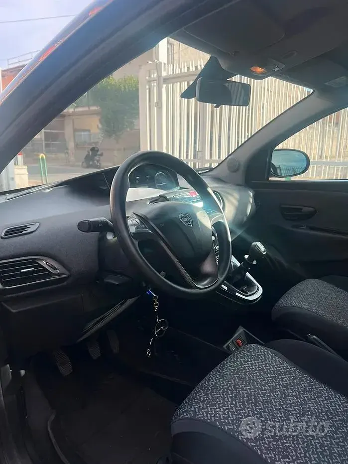 Usata Lancia Ypsilon 69 CV (50 kW) 2020 Grigio Utilitaria