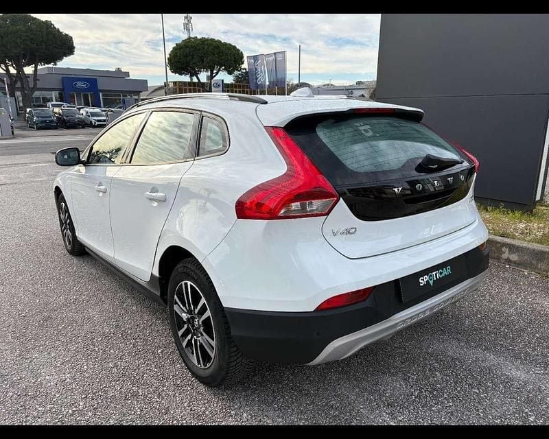 Usata Volvo V40 Business Edition 120 CV (88 kW) 2018 Bianco Utilitaria