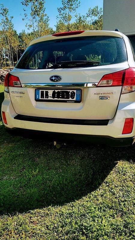 Usata Subaru Outback 150 CV (110 kW) 2011 Bianco SUV