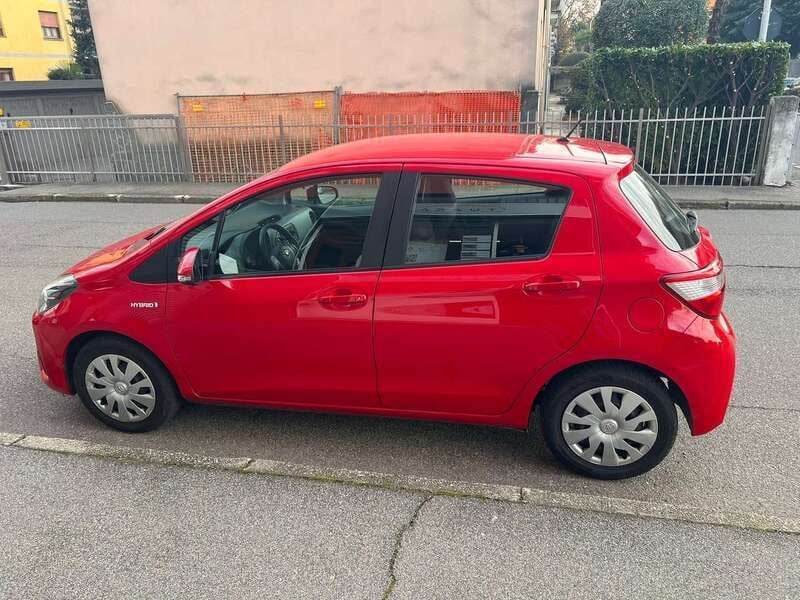 Usata Toyota Yaris Hybrid Cool 101 CV (74 kW) 2019 Rosso Berlina