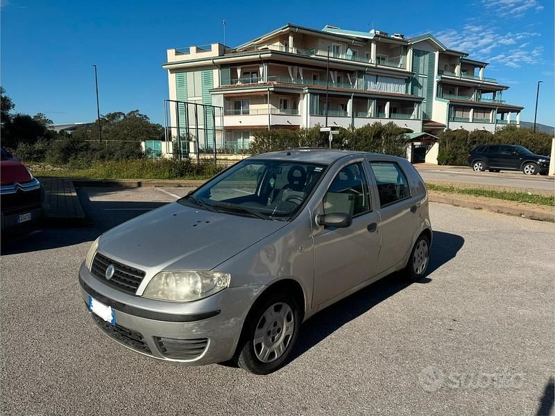 Usata Fiat Punto Dynamic 80 CV (58 kW) 2004 Grigio Utilitaria