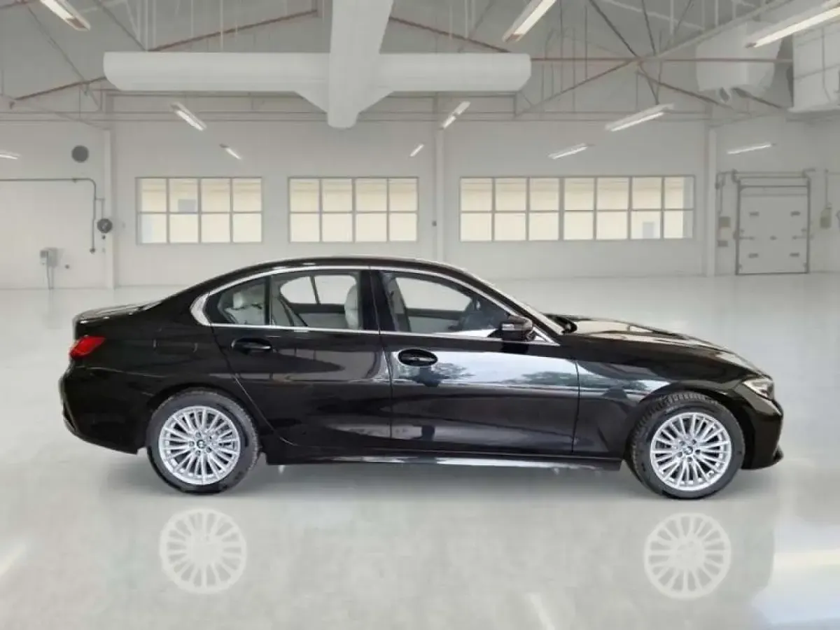 Begagnad BMW 318 Luxury Line 150 HK (110 kW) 2021 Blå Sedan
