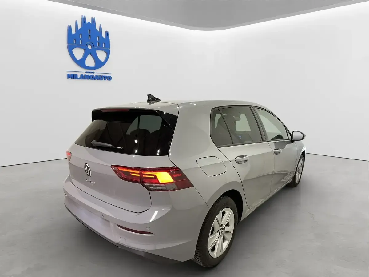 Usata VW Golf VIII Life 130 CV (95 kW) 2022 Grigio Utilitaria
