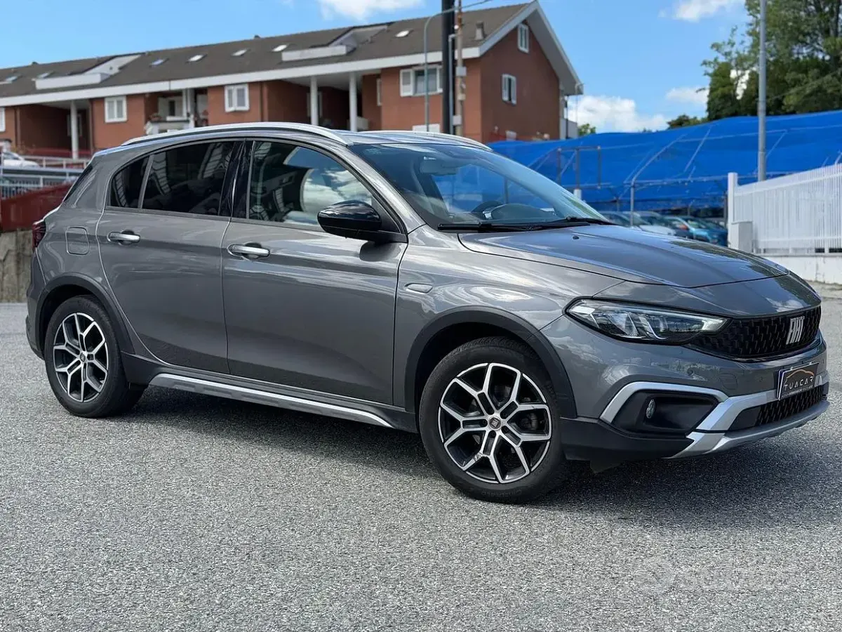 Usata Fiat Tipo Cross 100 CV (73 kW) 2021 Grigio Berlina