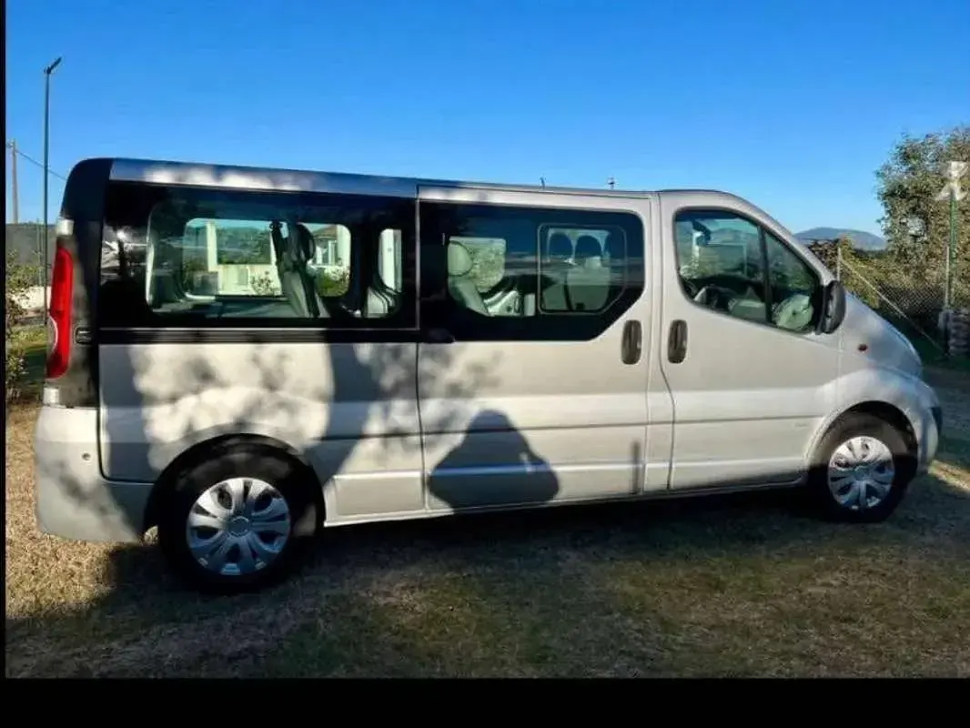 Usata Opel Vivaro 120 CV (88 kW) 2011 Grigio Monovolume