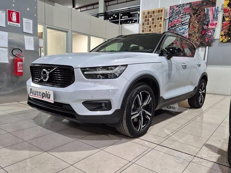 Grigio Usata 2022 Volvo XC40 R-Design SUV | 29.300 € (Buon prezzo) - Immagine 1/4